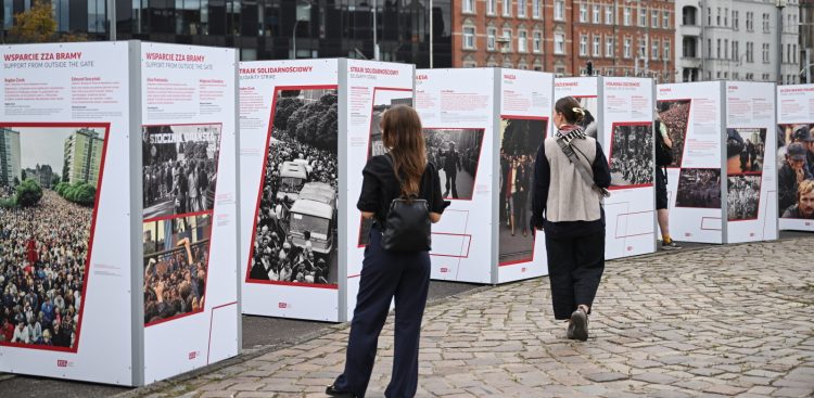 Otwarcie wystawy plenerowej „Solidarność na uczelniach Trójmiasta 1980-1981” (fot. PAP/Adam Warżawa)