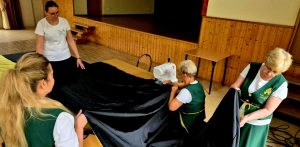 Flagę kaszubską przygotowały Ugoszczanki z Koła Gospodyń Wiejskich (fot. Radio Gdańsk/Marcin Pacyno)