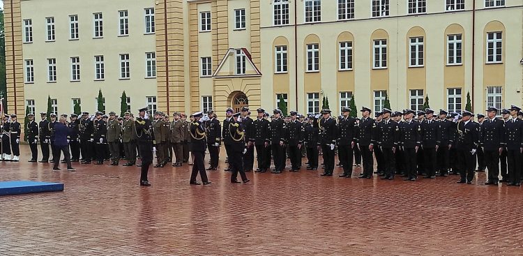 39 kobiet i 38 mężczyzn otrzymało promocję na pierwszy stopień oficerski (fot. Radio Gdańsk/Mateusz Czerwiński)