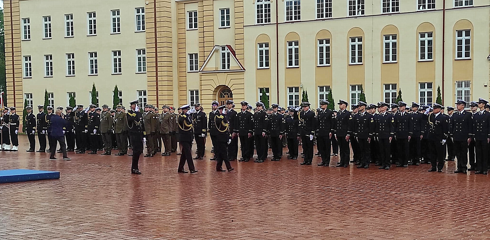 39 kobiet i 38 mężczyzn otrzymało promocję na pierwszy stopień oficerski (fot. Radio Gdańsk/Mateusz Czerwiński)