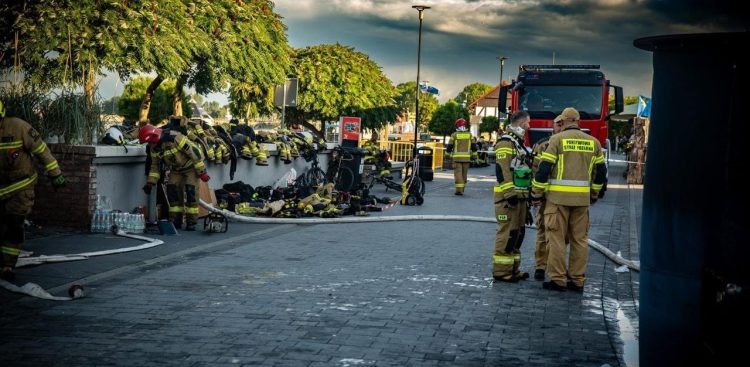 Akcja gaszenia pożaru remizy OSP Hel (fot. Facebook/Ochotnicza Straż Pożarna w Helu)