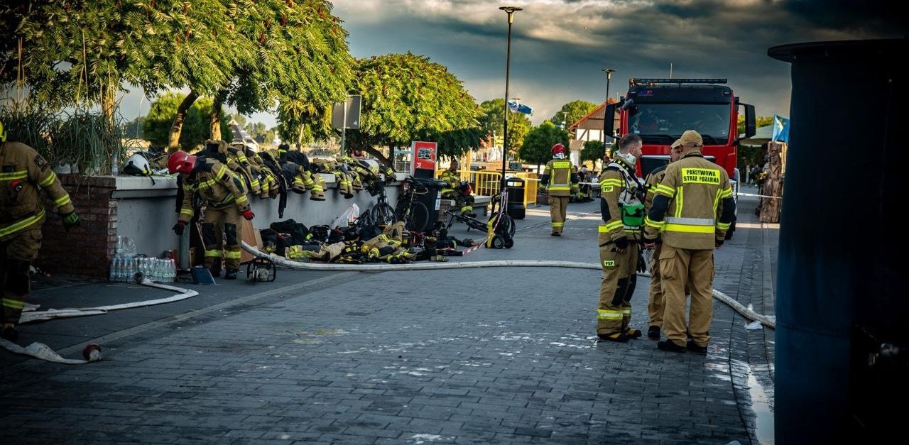 Akcja gaszenia pożaru remizy OSP Hel (fot. Facebook/Ochotnicza Straż Pożarna w Helu)
