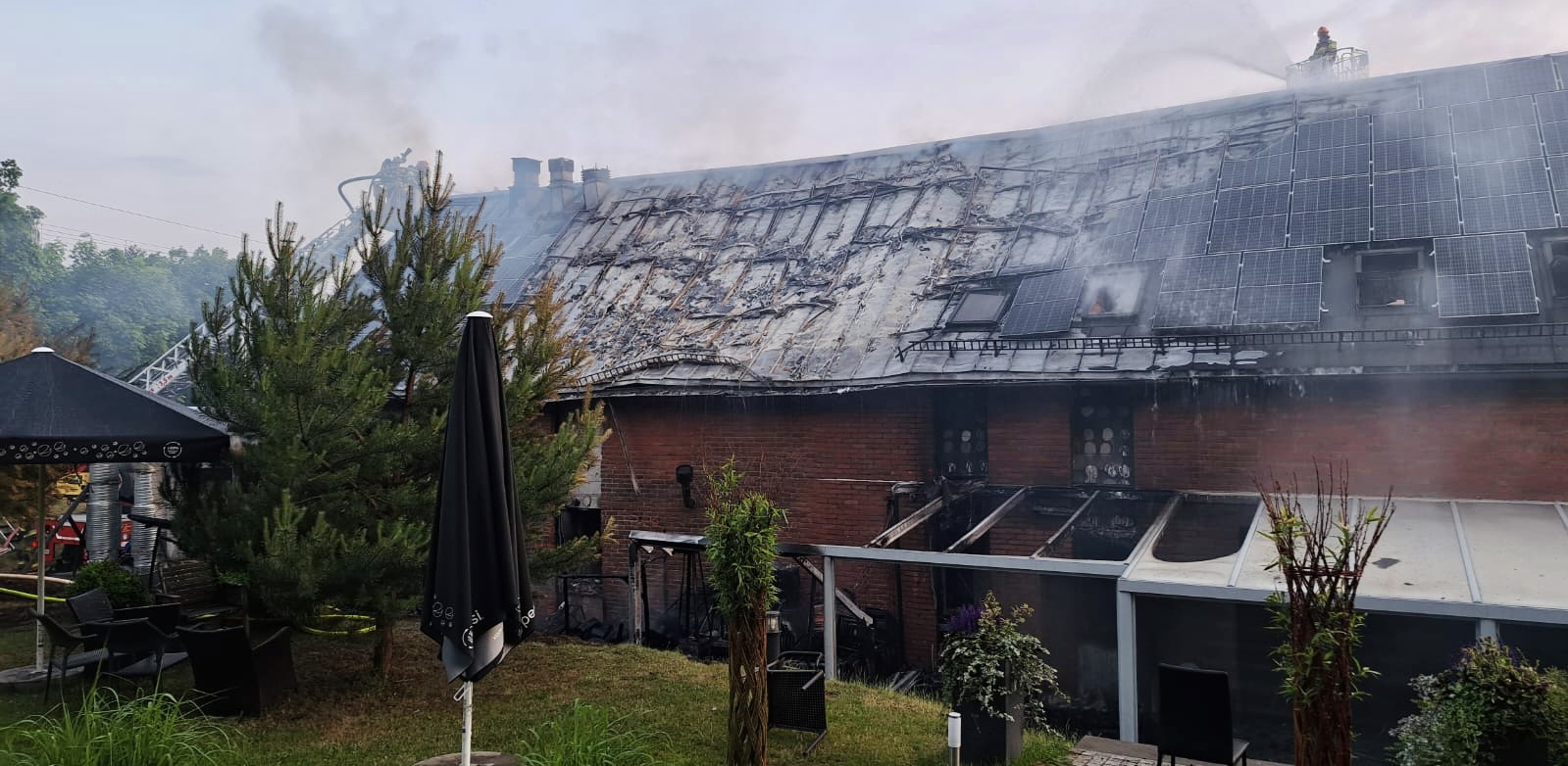 Akcja gaśnicza po podpaleniu restauracji w Gdyni (fot. asp. Szymon Bizewski z Komendy Miejskiej PSP w Gdyni)