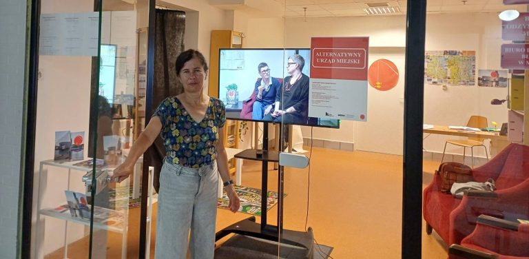 Agnieszka Wołodźko w drzwiach "Alternatywnego Urzędu Miasta" (fot. Radio Gdańsk/Marzena Bakowska)