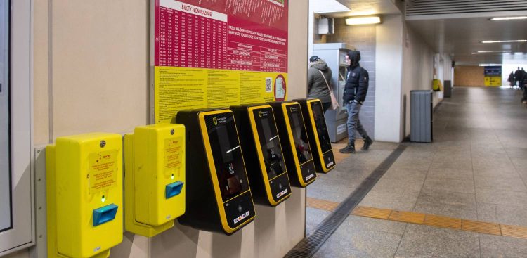 Tunel pod Dworcem Głównym PKP w Gdańsku. Automaty systemu Fala (fot. Paweł Marcinko/KFP)
