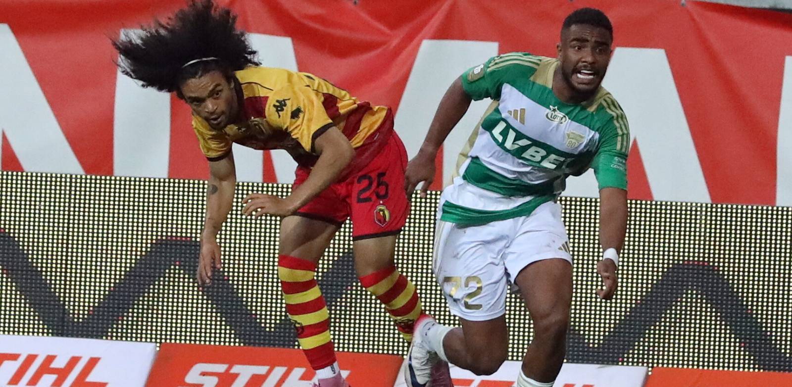 Zawodnik Jagiellonii Białystok Aziel Jackson (L) i Mohamed Hassan (P) z Lechii Gdańsk podczas meczu piłkarskiej Ekstraklasy. Białystok, 31.08.2025 r. (fot. PAP/Artur Reszko)