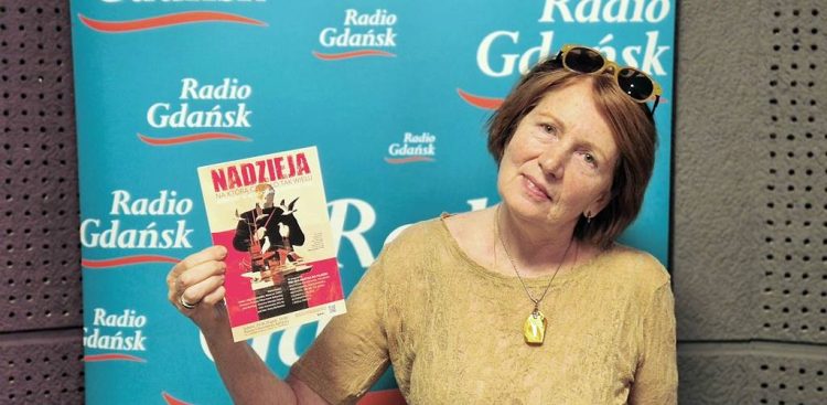 Danuta Kobzdej, prezes zarządu Fundacji Centrum Solidarności zaprasza na koncert (fot. Andrzej Urbański)