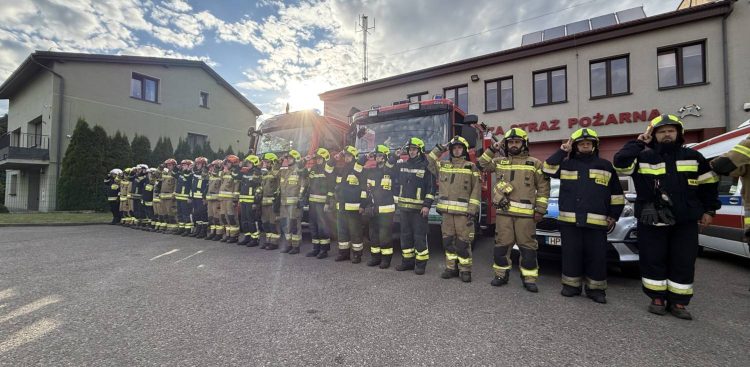Druhowie OSP Sierakowice oddają cześć zmarłemu koledze -Krystianowi Dułakowi (fot. Radio Gdańsk/Łukasz Kosik)
