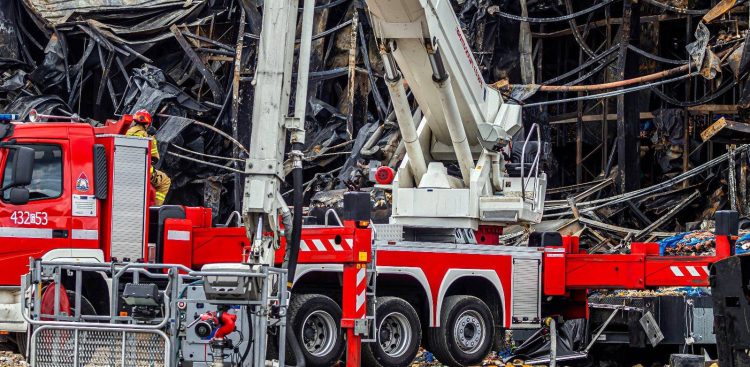 Działania straży pożarnej na pogorzelisku w Kawlach, 18.08.2025 r. (fot. PSP)