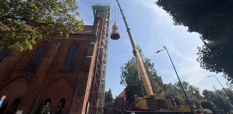 Montaż kopuły na wieży kościoła św. Jacka w Słupsku, 14.08.2025 r. (fot. Radio Gdańsk/Łukasz Kosik)