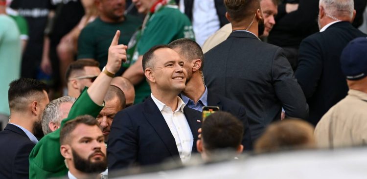 Prezydent RP Karol Nawrocki (C) na trybunie stadionu w Gdańsku podczas meczu 4. kolejki Ekstraklasy pomiędzy Lechią i Motorem Lublin, 11 bm. Gdańsk, 11.08.2025 r. (fot. PAP/Marcin Gadomski)