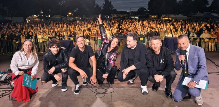 Kasia Kowalska z zespołem oraz Tatianą Slowi i Grzegorzem Armatowskim. Koncert z okazji 80. urodzin Radia Gdańsk. Jarmark Kaszubski w Kartuzach, 17.08.2025 r. (fot. Radosław Borowiec)