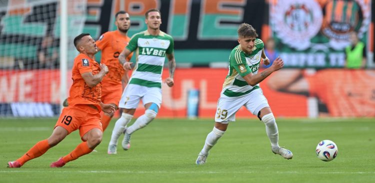Zawodnik KGHM Zagłębia Lubin Jakub Sypek (L) i Tomasz Neugebauer (P) z Lechii Gdańsk podczas meczu 5. kolejki piłkarskiej Ekstraklasy. Lubin, 15.08.2025. r. (fot. PAP/Maciej Kulczyński)