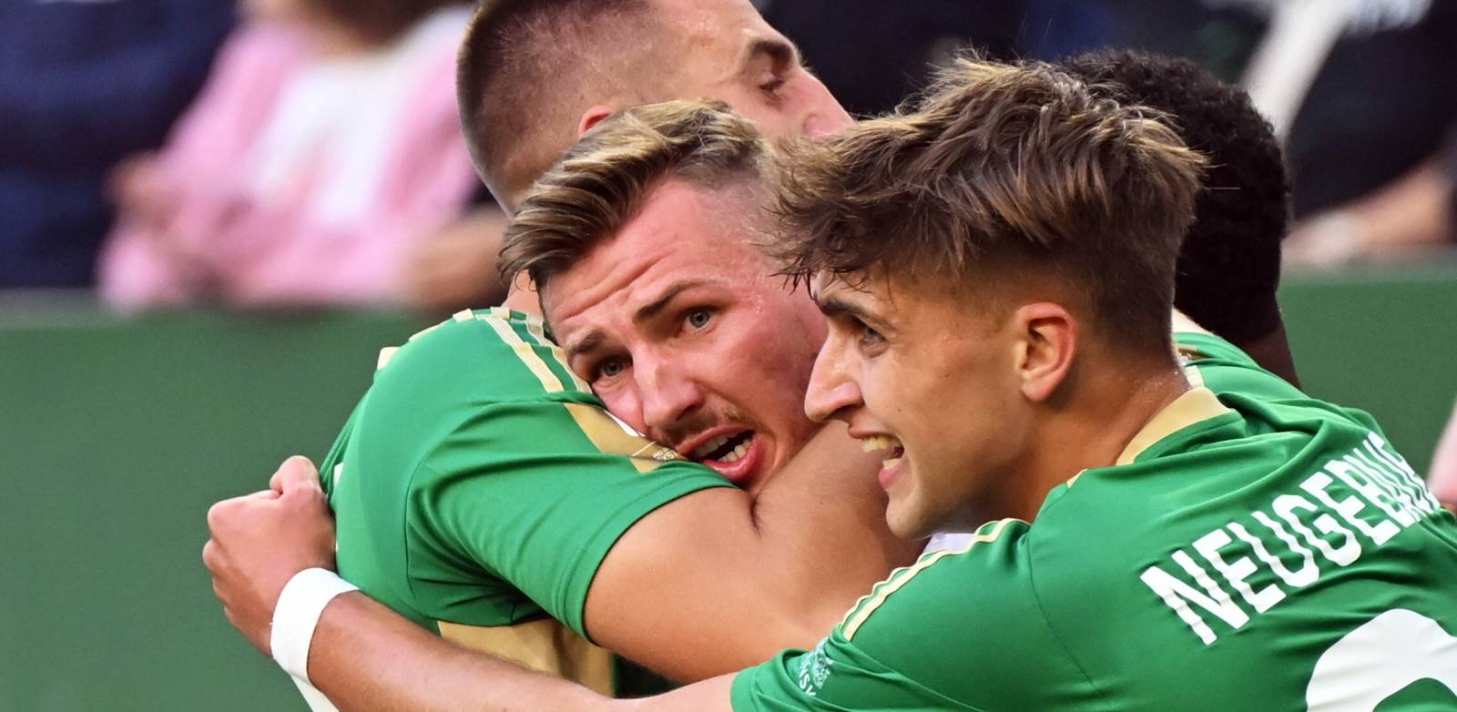 Zawodnicy Lechii Gdańsk Dawid Kurminowski (C) i Tomasz Neugebauer (P) cieszą się z gola podczas meczu 6. kolejki piłkarskiej Ekstraklasy z Arką Gdynia. Gdańsk, 24.08.2025 r. (PAP/Adam Warżawa)