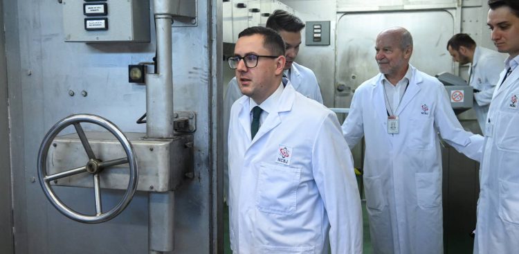 Minister energii Miłosz Motyka w Narodowym Centrum Badań Jądrowych w Otwocku (fot. PAP/Piotr Nowak)