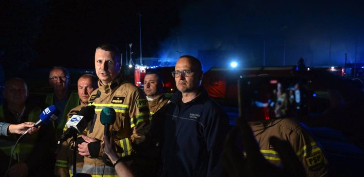 Wójt gminy Sierakowice Mirosław Kuczkowski (3L) oraz wicewojewoda pomorski Emil Rojek (2P) podczas briefingu prasowego tow. akcji gaszenia pożaru zakładu przetwórstwa drobiowego w Kawlach, 13.08.2025 r. (fot. PAP/Andrzej Jackowski)