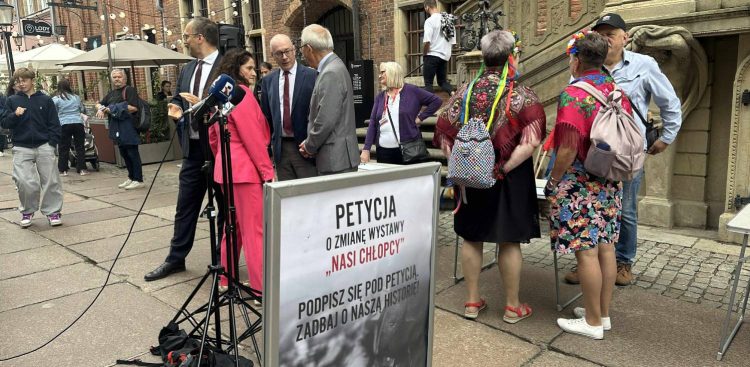 Członkowie PiS zbierają podpisy pod petycją w sprawie zmian w wystawie "Nasi chłopcy". Gdańsk, 08.08.2025 r. (fot. Radio Gdańsk/Oskar Bąk)