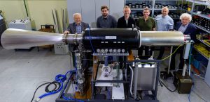 Od lewej: prof. dr hab. inż. Kazimierz Jakubiuk, dr inż. Mikołaj Nowak, technik Piotr Koryncki, mgr inż. Dariusz Pasieczny, inż. Paweł Bawolski, dr inż. Józef Czucha (fot. Dawid Linkowski/Politechnika Gdańska)