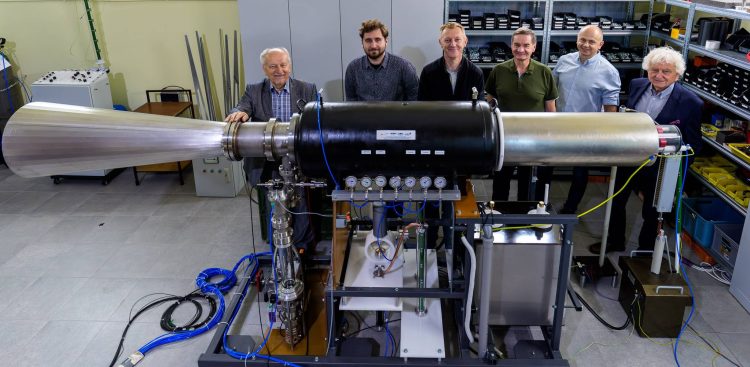 Od lewej: prof. dr hab. inż. Kazimierz Jakubiuk, dr inż. Mikołaj Nowak, technik Piotr Koryncki, mgr inż. Dariusz Pasieczny, inż. Paweł Bawolski, dr inż. Józef Czucha (fot. Dawid Linkowski/Politechnika Gdańska)