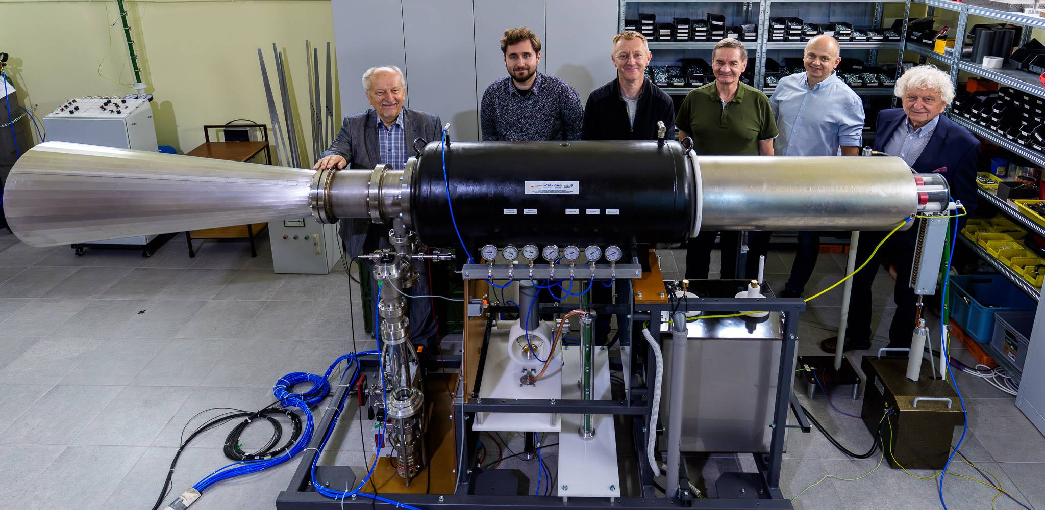 Od lewej: prof. dr hab. inż. Kazimierz Jakubiuk, dr inż. Mikołaj Nowak, technik Piotr Koryncki, mgr inż. Dariusz Pasieczny, inż. Paweł Bawolski, dr inż. Józef Czucha (fot. Dawid Linkowski/Politechnika Gdańska)