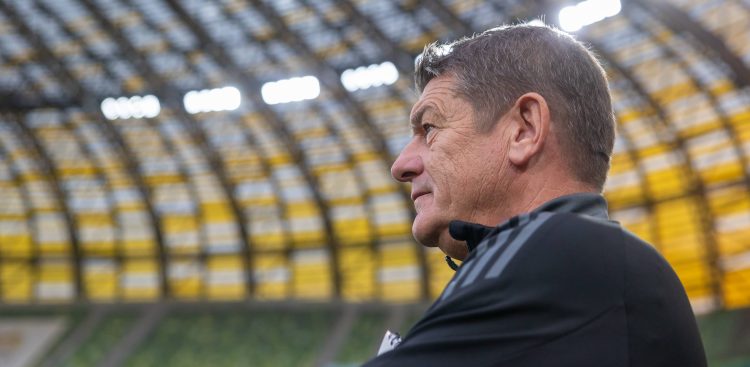 PKO Ekstraklasa. Lechia Gdańsk - Lech Poznań. Nz. trener Lechii John Carver. Gdańsk, 26.07.2025 r. (fot. Krzysztof Mystkowski/KFP)