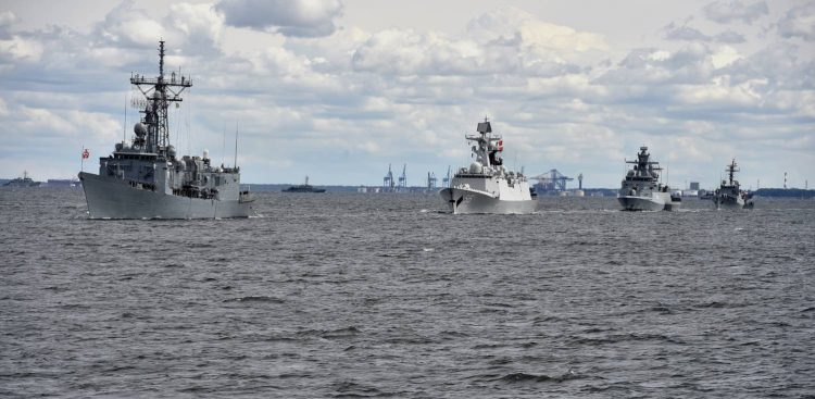 Parada morska i lotnicza z okazji Świta Marynarki Wojennej. Nz. fregata ORP Gen. Kazimierz Pułaski, chińska fregata Binzhou, niemiecka korweta Magdeburg i korweta ORP Kaszub. Gdynia, 24.06.2018 r. (fot. Maciej Kosycarz / KFP)