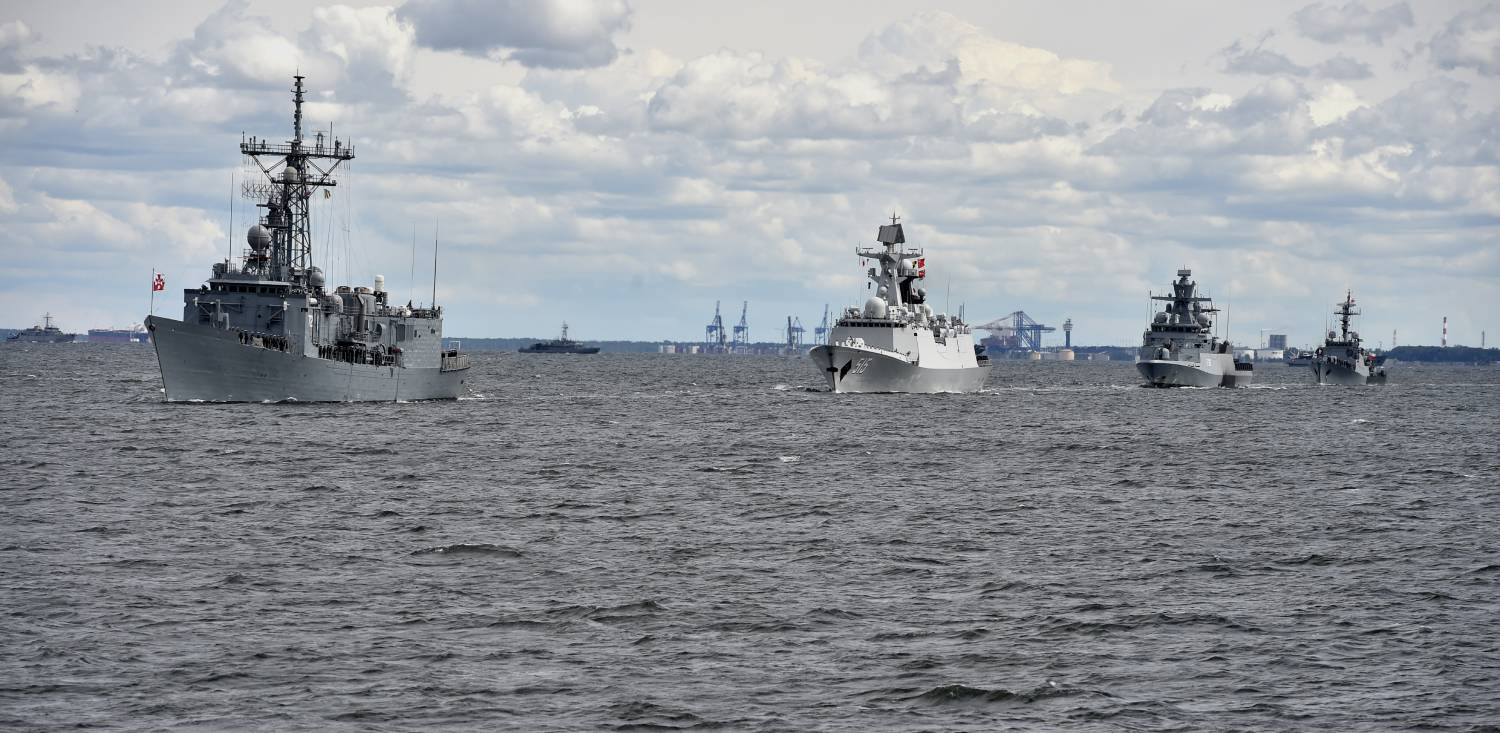Parada morska i lotnicza z okazji Świta Marynarki Wojennej. Nz. fregata ORP Gen. Kazimierz Pułaski, chińska fregata Binzhou, niemiecka korweta Magdeburg i korweta ORP Kaszub. Gdynia, 24.06.2018 r. (fot. Maciej Kosycarz / KFP)