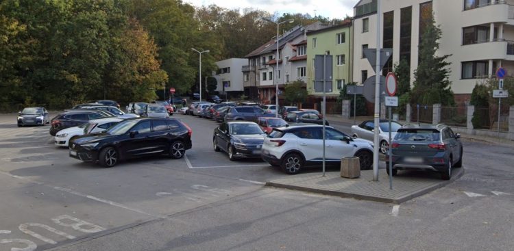 Parking przy ul. Huzarskiej pod Szpitalem im. PCK w Gdyni-Redłowie (fot. Google Street View)