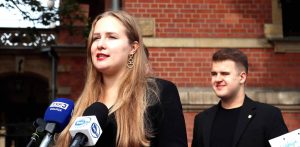 Paulina Filipowicz i Oskar Stabno - zaczęła się zbiórka podpisów pod obywatelskim projektem ustawy "Posiłek dla każdego dziecka". Gdańsk, 26.08.25 r. (fot. Radio Gdańsk/Oskar Bąk)