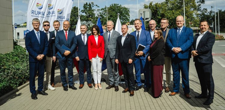 Podpisanie umów na realizację projektów rozbudowy transportu miejskiego. Rumia, 11.08.2025 r. (fot. Konrad Kędzior/OMGGS)