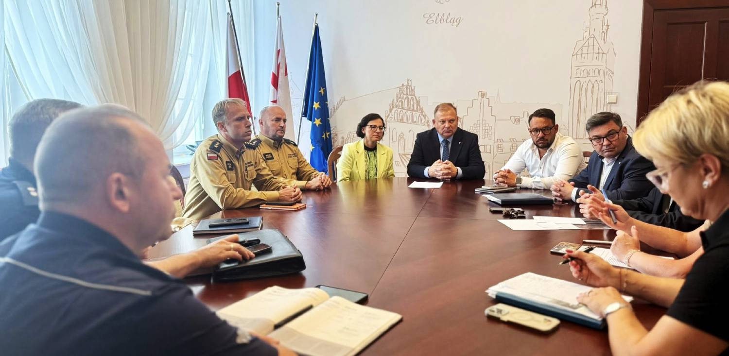 Posiedzenie sztabu kryzysowego w Elblągu w związku z pojawieniem się w rzece martwych ryb (fot. Facebook/Michał Missan)