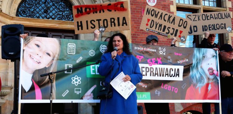 Posłanka Dorota Arciszewska-Mielewczyk w czasie protestu przeciwko wprowadzeniu do szkół przedmiotu "nauczanie zdrowotne". Gdańsk, 26.08.2025 r. (fot. Radio Gdańsk/Oskar Bąk)