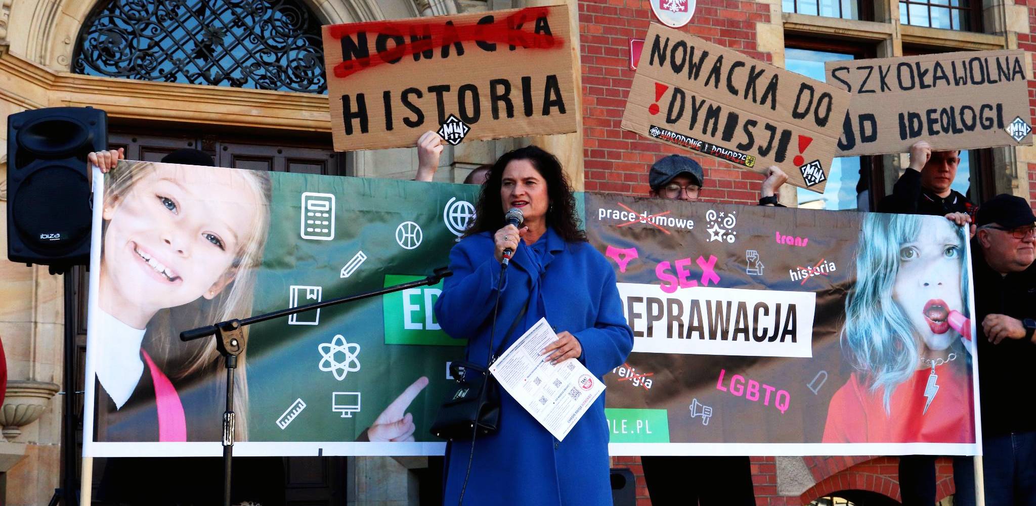 Posłanka Dorota Arciszewska-Mielewczyk w czasie protestu przeciwko wprowadzeniu do szkół przedmiotu "nauczanie zdrowotne". Gdańsk, 26.08.2025 r. (fot. Radio Gdańsk/Oskar Bąk)