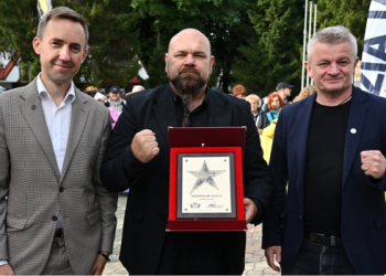 Od lewej: Burmistrz Władysławowa Roman Kużel, prezes Polskiego Związku Kickboxingu Grzegorz Wrzesień i trener, wielokrotny mistrz świata i Europy w kickboxingu Piotr Siegoczyński podczas ceremonii odsłonięcia gwiazdy kickboksera i bokser wagi ciężkiej Przemysława Salety w Alei Gwiazd Sportu we Władysławowie (fot. PAP/ Marcin Gadomski)