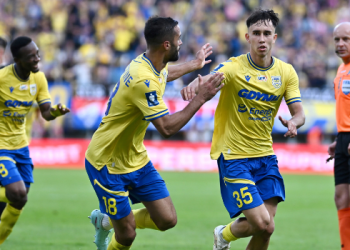 Piłkarze Arki Gdynia Kamil Jakubczyk (C-P) i Julien Celestine (C-L) cieszą się z gola podczas meczu Ekstraklasy z Pogonią Szczecin (fot. PAP/ Marcin Gadomski)