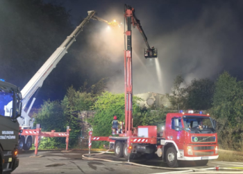 Przy wejściu na plażę, w pobliżu pętli autobusowej, doszło do pożaru opuszczonego budynku (fot. KP PSP Puck)