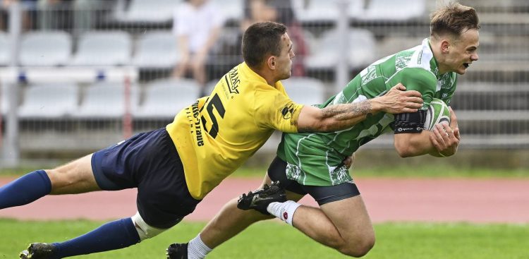 Zawodnik Drew Pal 2 Lechii Gdańsk Aleksander Czerniak (P) i Anton Shashero (L) z Life Style Catering Arki Gdynia podczas meczu Ekstraligi rugby. Gdańsk, 30.08.2025 r. (fot. PAP/Adam Warżawa)