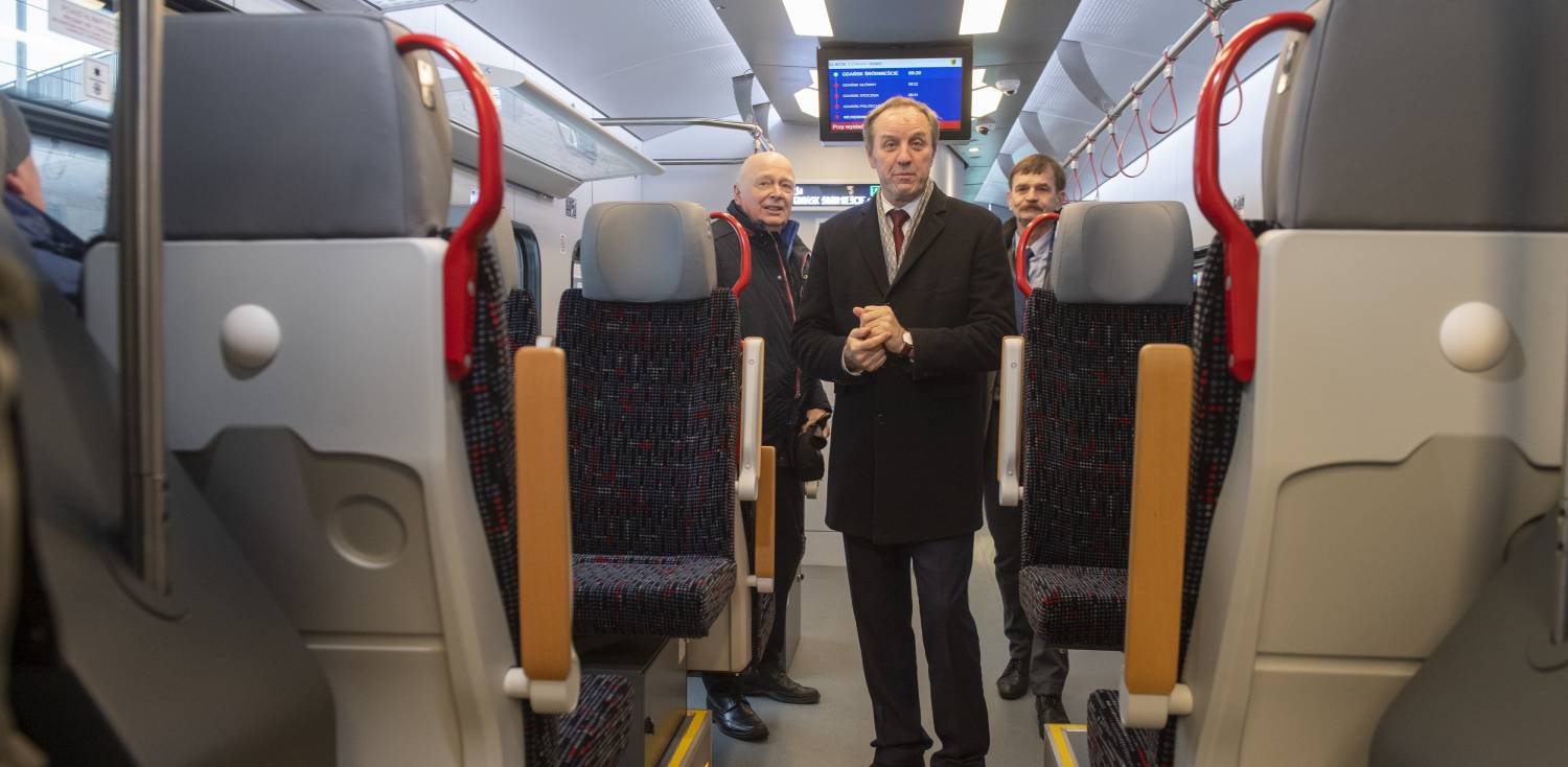 Nz. Marszałek województwa Pomorskiego Mieczysław Struk. Przejazd nowym wówczas składem Impuls 31WE 07.12.2023 r. (fot. Paweł Marcinko/KFP)