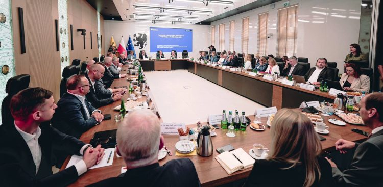 Spotkanie konsultacyjne w sprawie prezydencji Polski w Radzie Państw Morza Bałtyckiego. Gdańsk, 12.08.2025 r. (fot. Facebook.com/Jacek Karnowski)