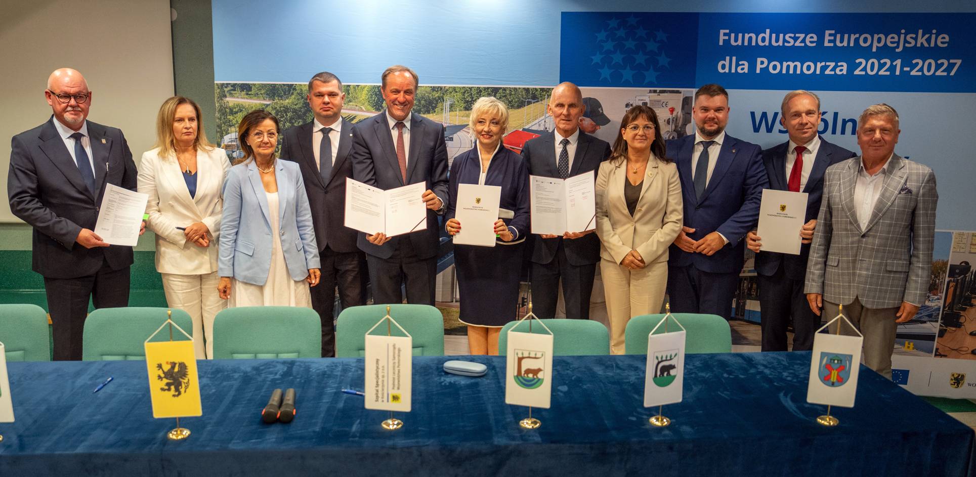 Spotkanie samorządowców z Kościerzyny i Nowej Karczmy z marszałkiem województwa pomorskiego. Podpisano porozumienie dot. unijnego dofinansowania w wysokości 37,1 mln zł, które zostanie przeznaczone na realizację 9 projektów o łącznej wartości 50,3 mln zł (fot. pomorskie.eu)