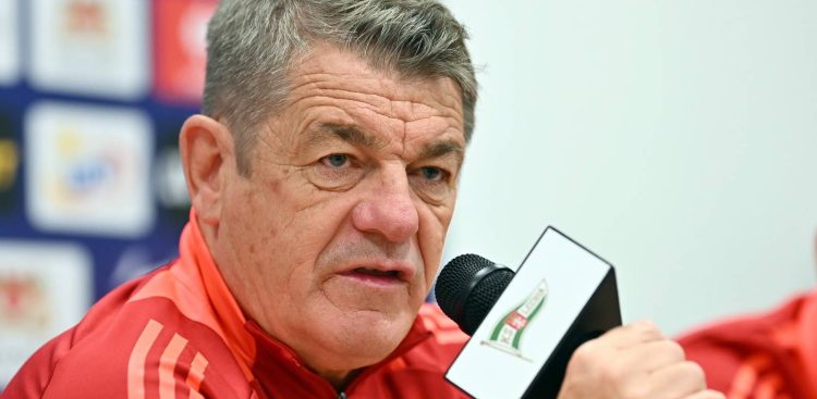 Trener Lechii Gdańsk John Carver podczas konferencji prasowej. Gdańsk, 22.08.2025 r. (fot. PAP/Marcin Gadomski)