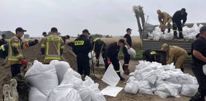 Umacnianie wałów przeciwpowodziowych w miejscowości Ostrowite (fot. KW PSP w Gdańsku)