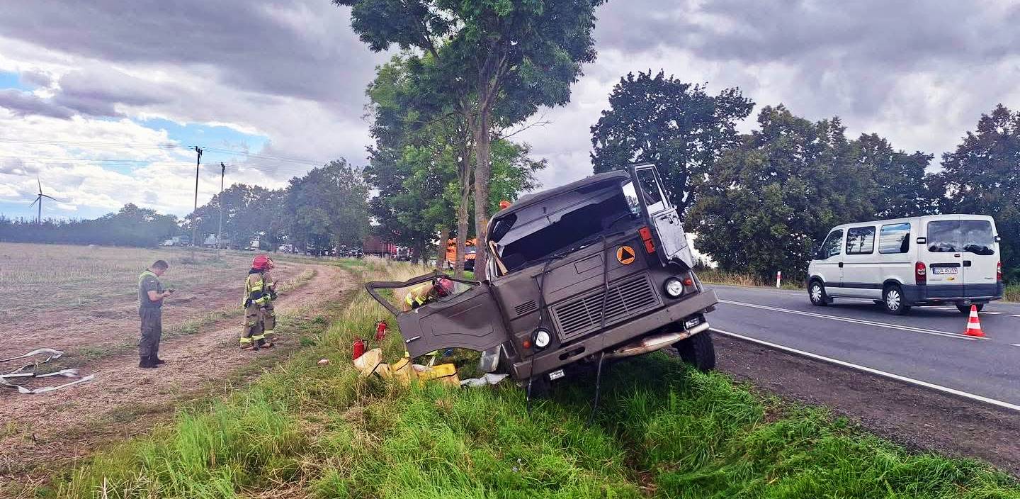 Wojskowa cysterna z paliwem wypadła z jezdni na DK 55 (fot. KP PSP Malbork/sekc. Karol Gołębiewski)