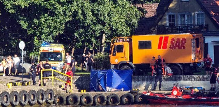 Ciało mężczyzny zostało wyłowione przy wejściu do portu w Łebie, 18.082025 r. (fot. Radio Gdańsk/Łukasz Kosik)