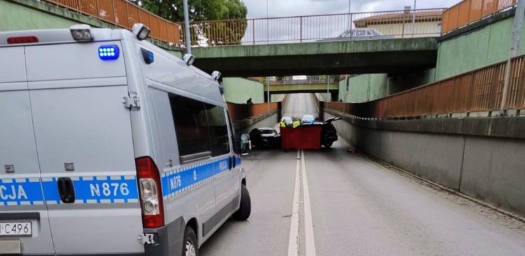 Wypadek w tunelu pod wiaduktem kolejowym – nie żyje 71-letni kierowca (fot. KPP w Lęborku)