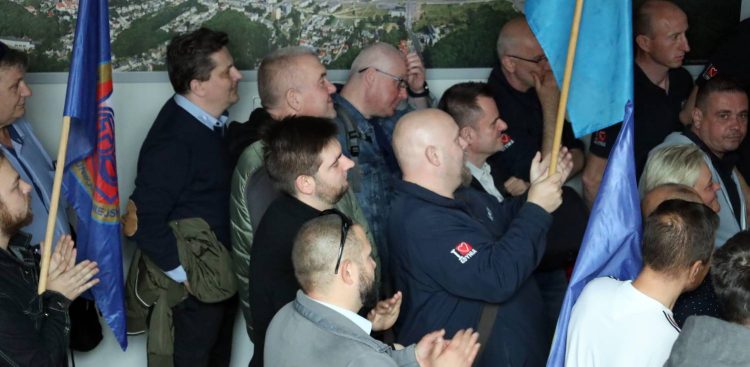 Pracownicy gdyńskiej komunikacji miejskiej na proteście w urzędzie miasta w maju (fot. Radio Gdańsk/Marcin Lange)