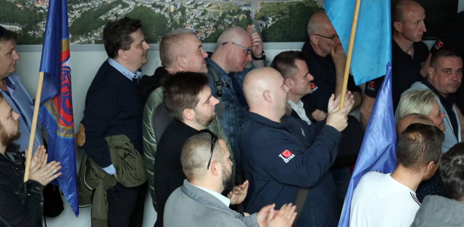 Pracownicy gdyńskiej komunikacji miejskiej na proteście w urzędzie miasta w maju (fot. Radio Gdańsk/Marcin Lange)