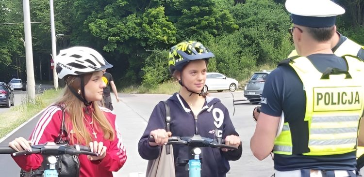 Policjanci z gdyńskiej drogówki prowadzili działania „Hulajnogi elektryczne” (fot. KMP w Gdyni)
