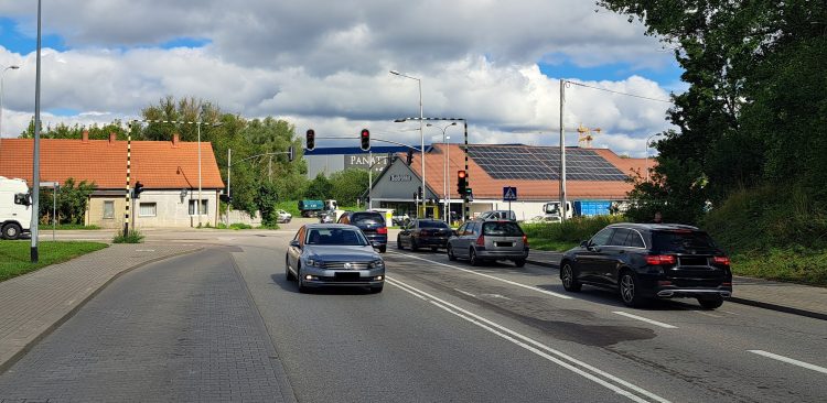 Wjazd z ul. Przywidzkiej na ul. Jabłoniową. Na tym skrzyżowaniu nie skręcimy w lewo (fot. Radio Gdańsk/Sebastian Kwiatkowski)