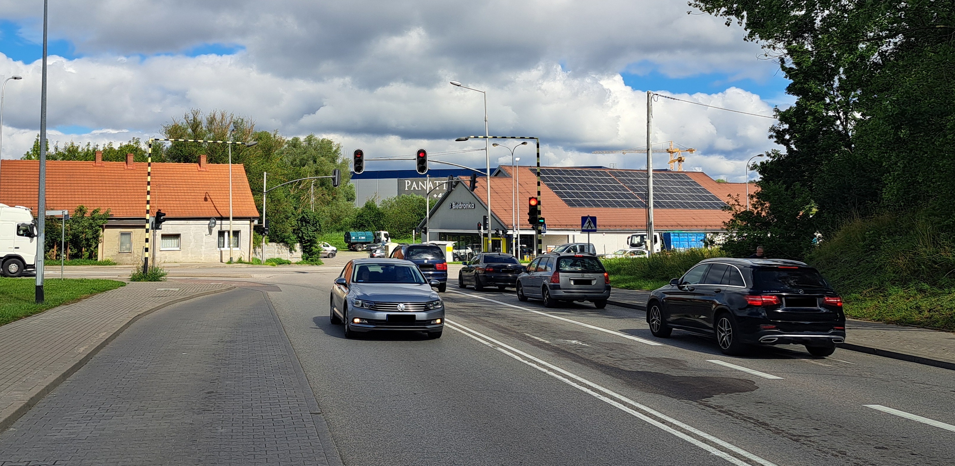 Wjazd z ul. Przywidzkiej na ul. Jabłoniową. Na tym skrzyżowaniu nie skręcimy w lewo (fot. Radio Gdańsk/Sebastian Kwiatkowski)